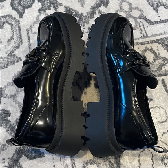 Madden Girl Women's Hoxtonn Lug Sole Chain Bit Loafer - Picture 5 of 8